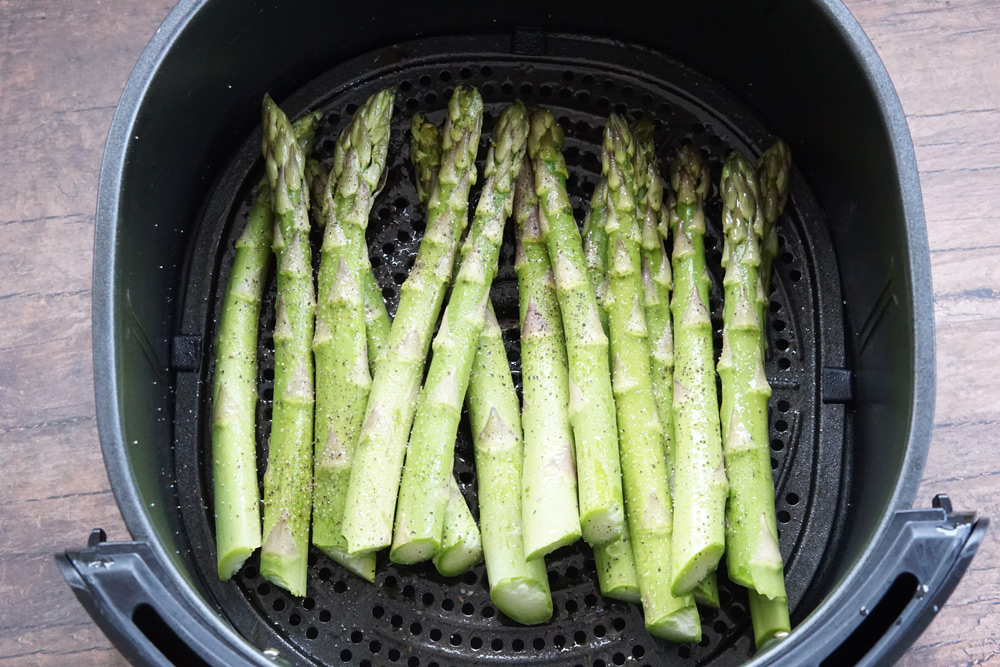raw asparagus in the air fryer basket