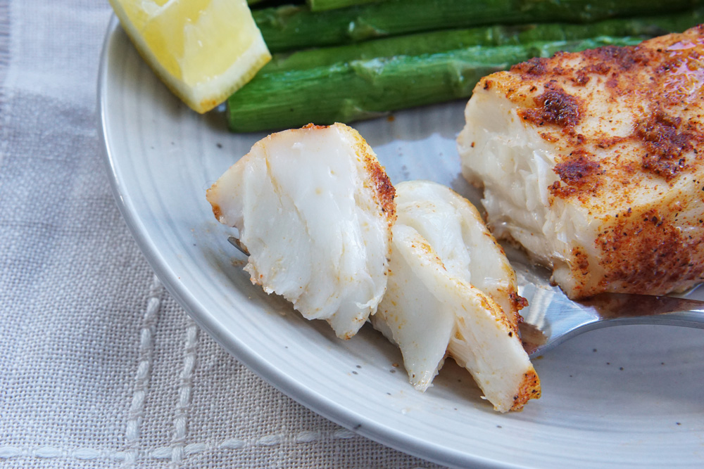 Air fryer halibut with lemon and asparagus