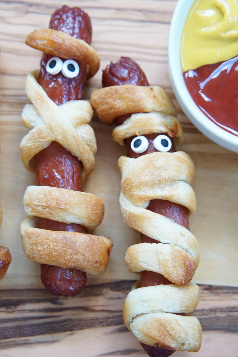 Mummy dogs with dipping sauce